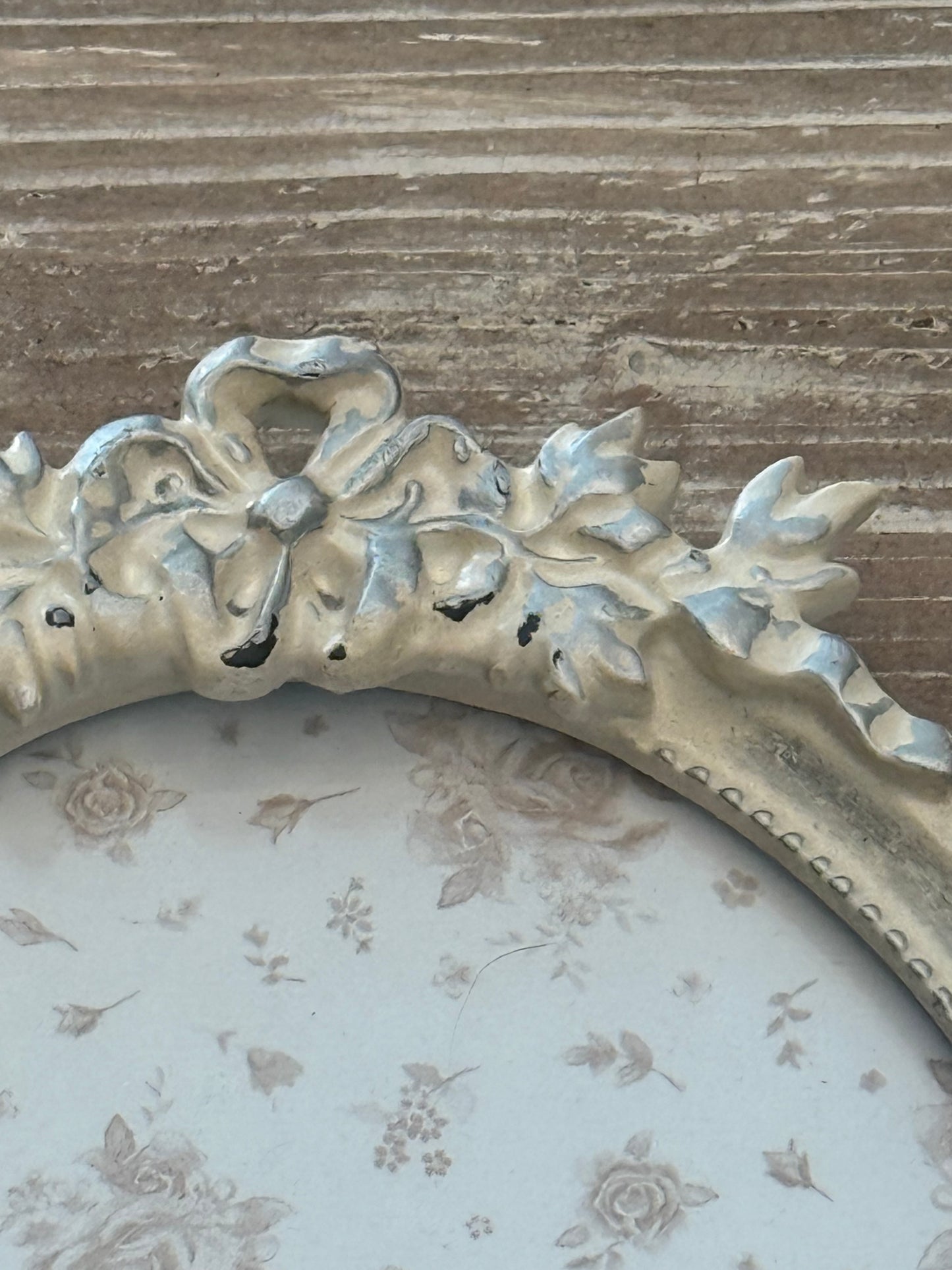 Cornice ovale bianca con decorazione a fiocco