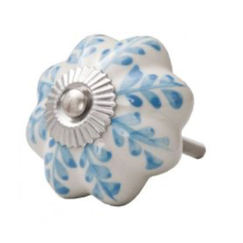 Pomello con fiorellini blu