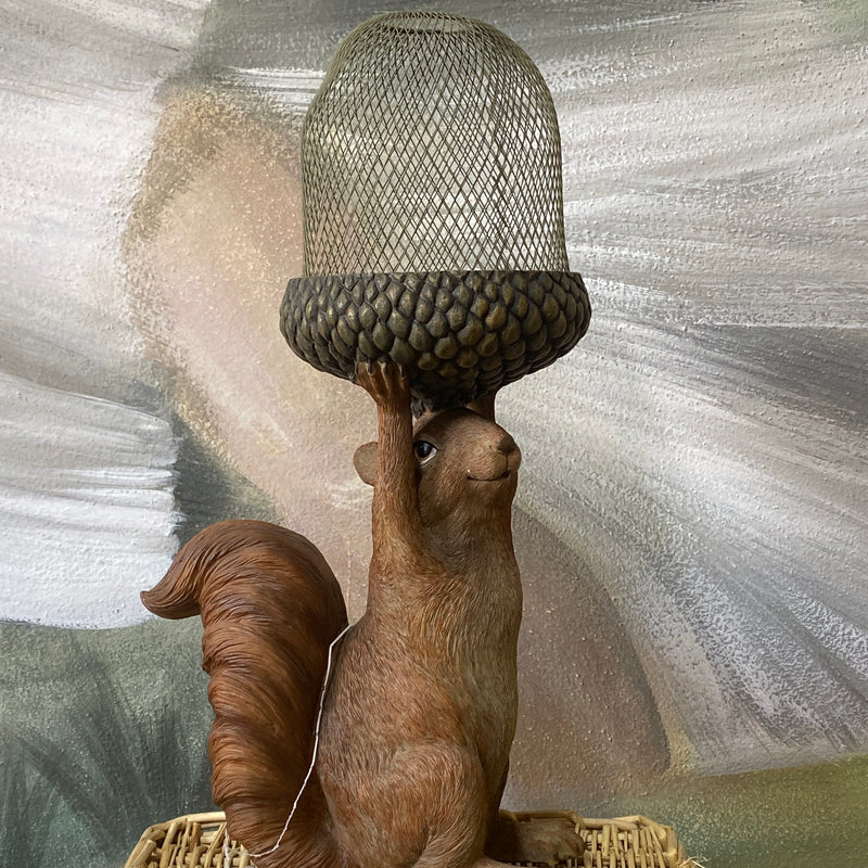 Statua scoiattolo con ghianda