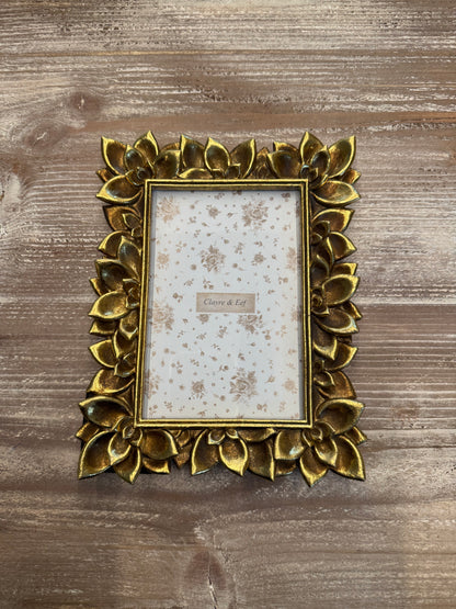 Cornice colo oro a forma di foglie