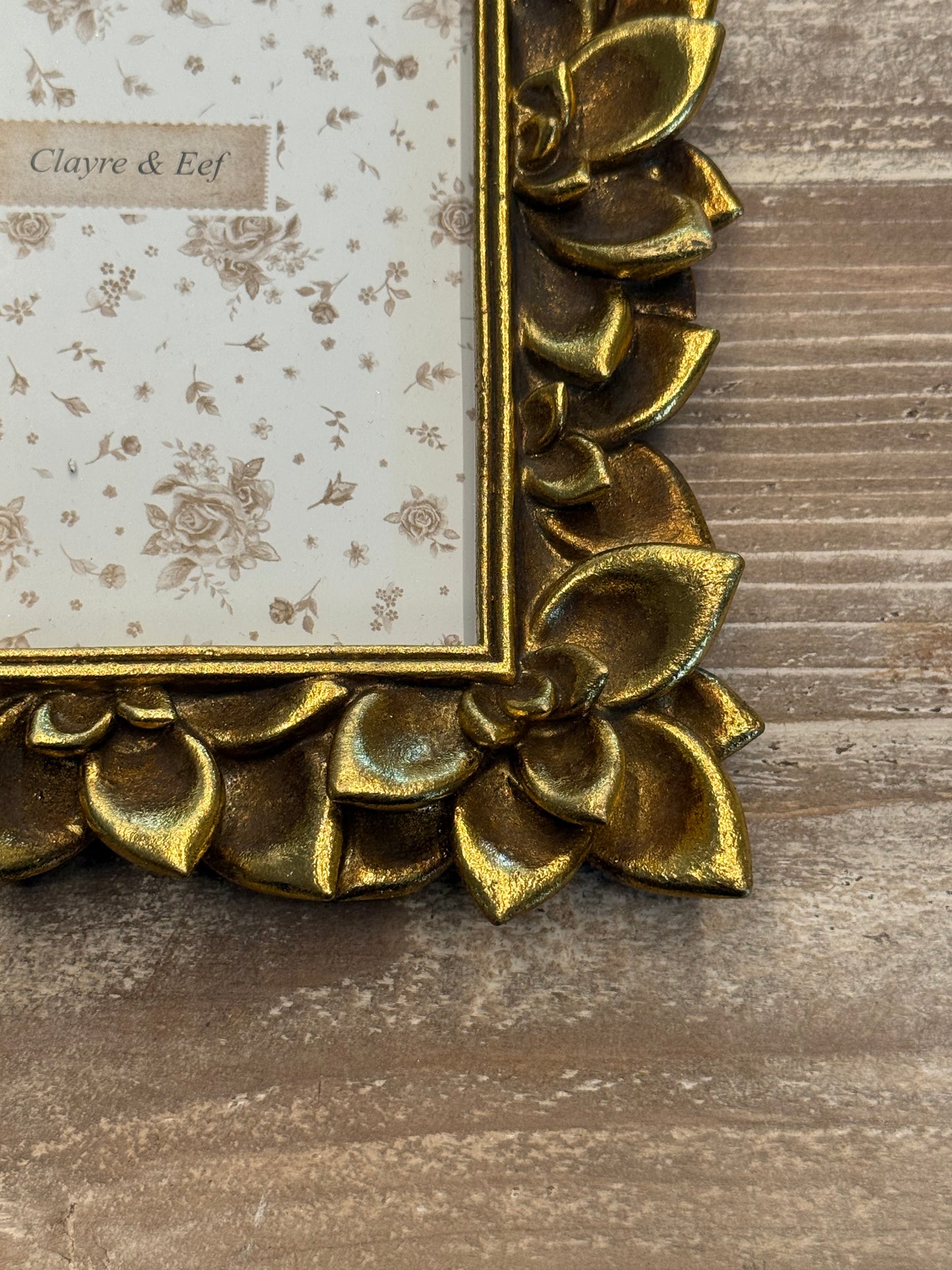 Cornice colo oro a forma di foglie