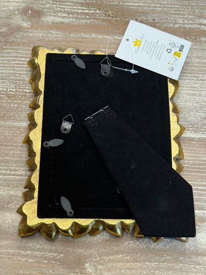 Cornice colo oro a forma di foglie