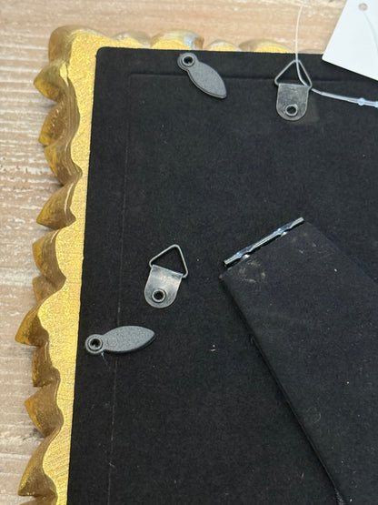 Cornice colo oro a forma di foglie