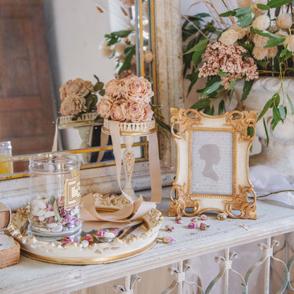 Cornice bianca con angoli oro