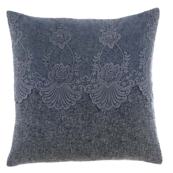 Cuscino blu polvere con ricami in pizzo