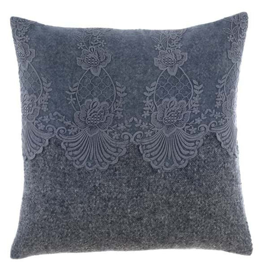 Cuscino blu polvere con ricami in pizzo