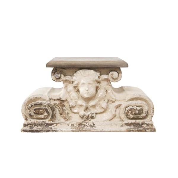 Base capitello con rilievo di un putto